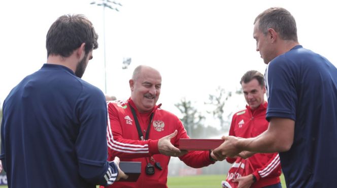 Георгий Джикия (слева) и Артем Дзюба (справа) поздравляют главного тренера сборной России Станислава Черчесова с днем рождения. Фото Михаил Шапаев / РФС