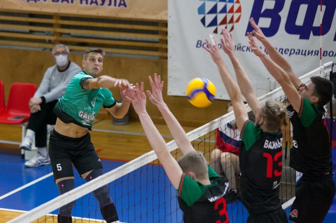 В атаке Алексей Карпенко. Фото Олега БОГДАНОВА (ВК "Университет"). 