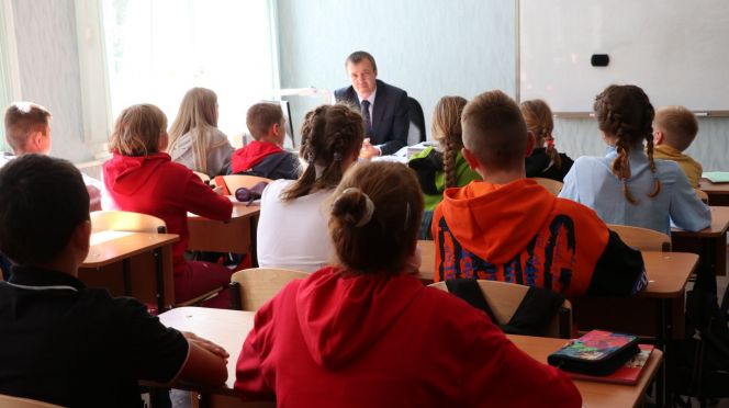 Дети из спортинтерната засыпали замминистра вопросами