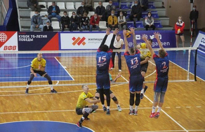 «Университет» начал новый сезон на мажорной ноте, но тренерам еще есть над чем работать. В игре с «Камой» возникли проблемы с подачей. Фото Ярослава Махначёва