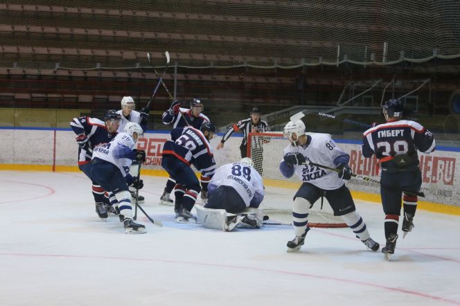 Фрагмент матча "Кристалл" - "Динамо-Алтай". Фото: Дарья Митрофанова