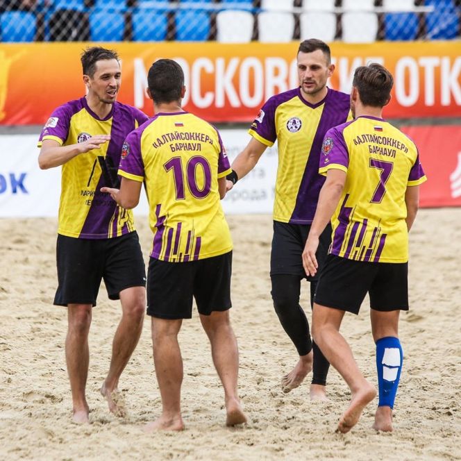 На фото: фрагменты матча «АлтайСоккер» - «Farm Gunners» - 3:2