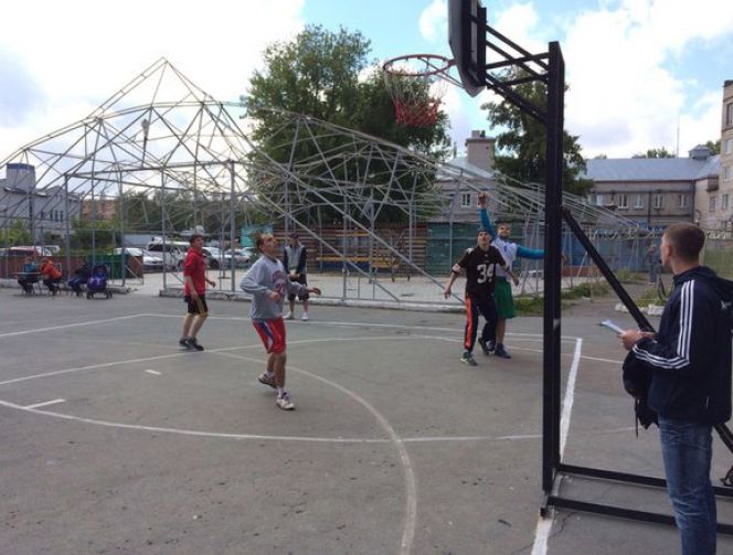В парке "Изумрудный" состоялся первый этап соревнований по стритболу.