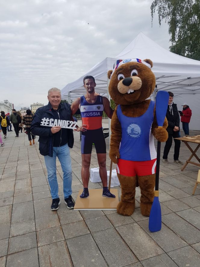 Руководитель краевой федерации гребли на байдарках и каноэ Юрий Шамков в День города презентовал барнаульцам Кубок мира-2021. Его поддержали олимпийский чемпион Александр Дьяченко и талисман соревнований бобр Сибиряк 