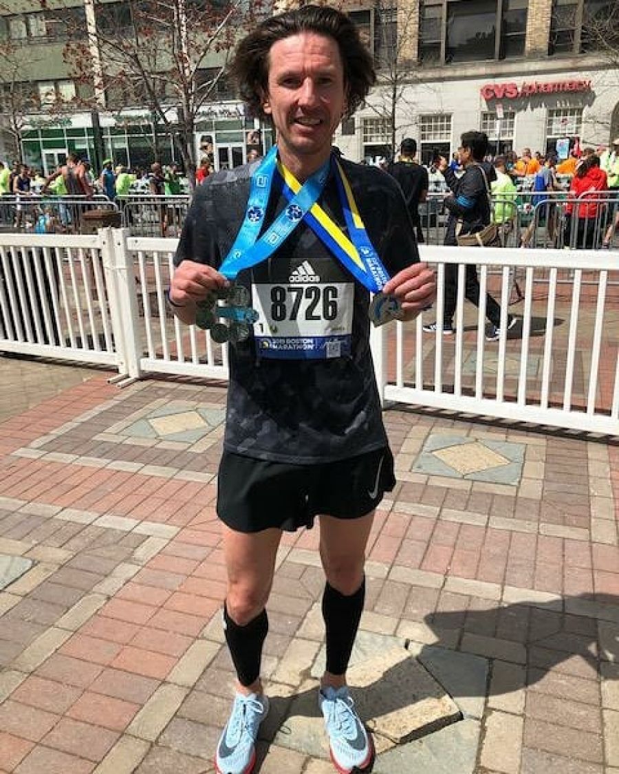 Алексей после финиша Бостонского марафона. Фото: инстаграм Алексея Смертина