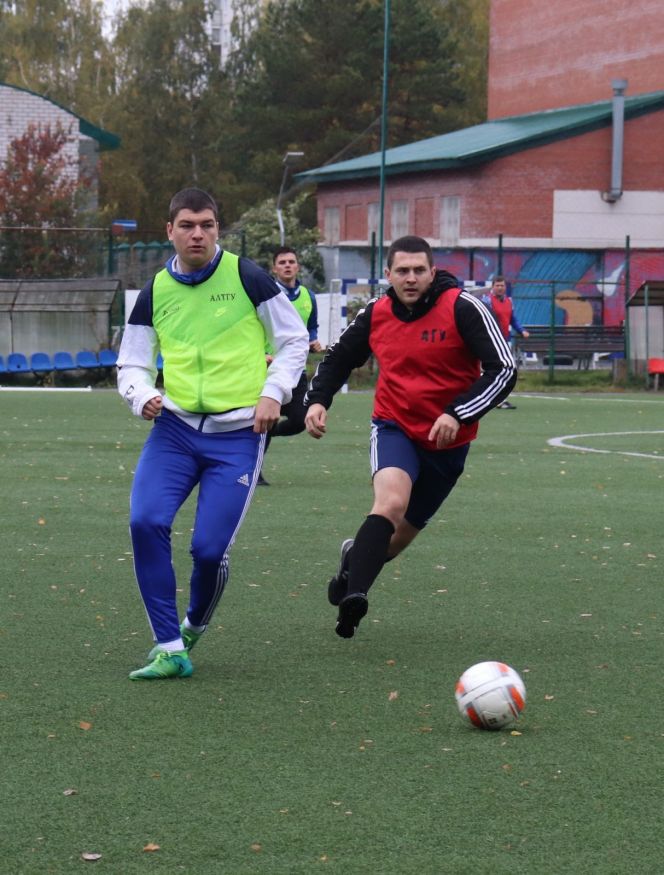 Несмываемая традиция. В Барнауле состоялся традиционный футбольный матч между студентами и выпускниками АлтГУ (фото)