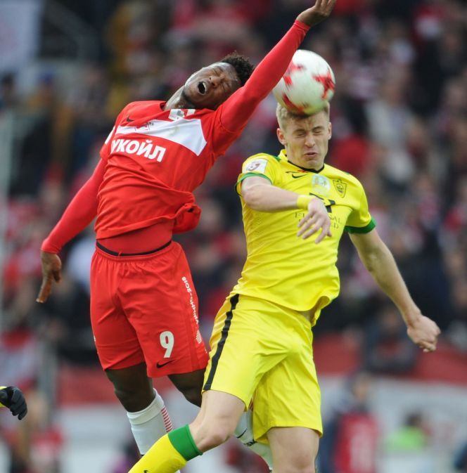 12 марта 2017 года. «Спартак» — «Анжи» — 1:0. Защитник гостей Александр Жиров (справа) против форварда хозяев Зе Луиша. Фото Алексей Иванов, "СЭ"