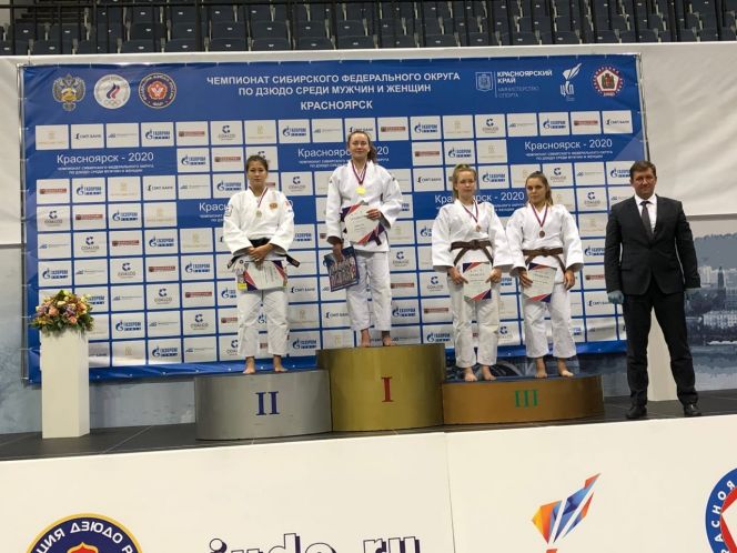 Дарья Храмойкина на первой ступени пьедестала чемпионата Сибирского федерального округа