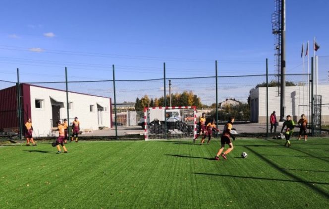 На стадионе «Полимер» в Барнауле открыли новое мини-футбольное поле 