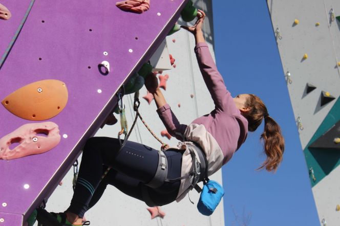 Первая высота: на чемпионате края лучшие алтайские скалолазы показали класс