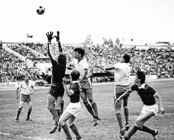 Решающий момент. Нападающий Сергей Кровяков. Август 1987 года. Фото Игоря Сязина из фондов Бийского краеведческого музея им. В. В. Бианки