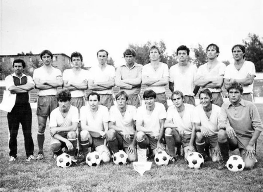 Не потерпев ни одного поражения, футболисты „Прогресса“ стали победителями территориального первенства РСФСР, завоевав право выступать в будущем сезоне во второй лиге. Август 1987 года. Фото Игоря Сязина из фондов БКМ им. В. В. Бианки