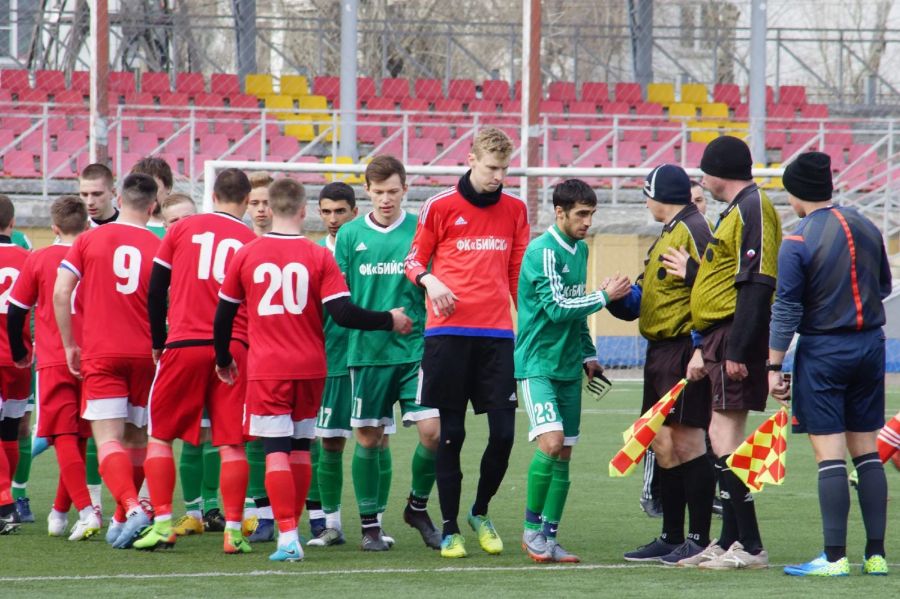 На новом стадионе - команда ФК "Бийск". Фото Елены Коржевой