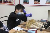 В масках и перчатках юные шахматисты боролись за Кубок Алтая