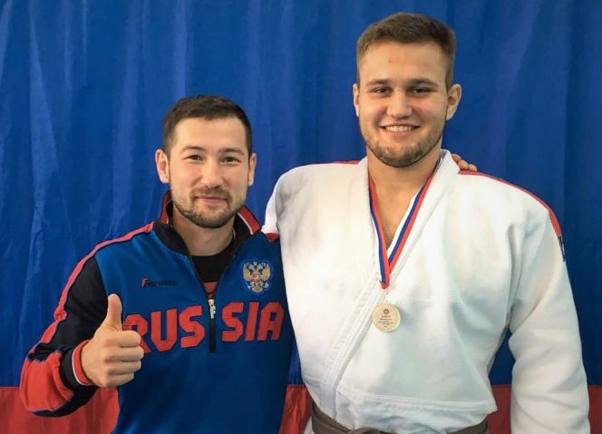 На фото: серебряный призер юниорского первенства Сибири Вячеслав Агапушкин и тренер Краевой СШОР Владимир Жданов