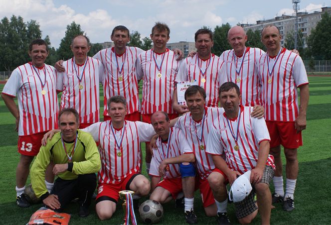 Команда "Алтай" победила в мини-футбольном турнире среди ветеранов, посвященном дню города Новосибирска.