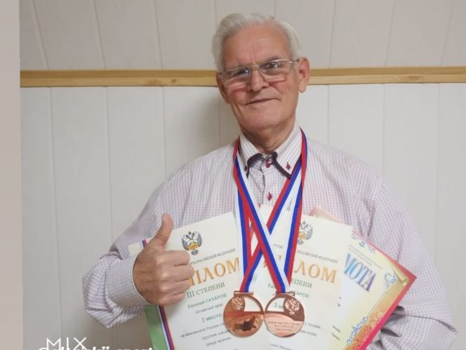 79-летний барнаулец Евгений Сахаров стал бронзовым призером чемпионата России по шашкам спорта глухих
