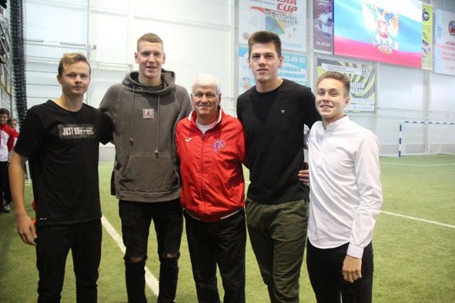 Владимир Евглевский (в центре) со своими воспитанниками - Артёмом Шаболиным (крайний слева), Максимом Едапиным (второй слева), Виталием Сычёвым и Кириллом Боженовым (крайний справа)