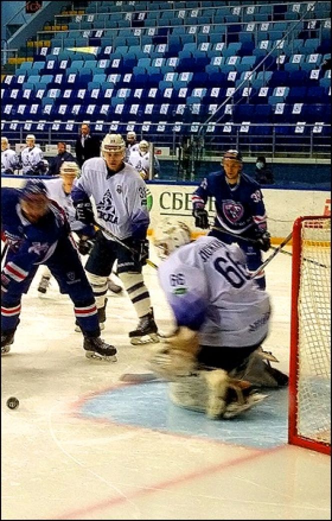 Пустые трибуны все равно остались чебоксарскими. Обзор матча первенства ВХЛ "Чебоксары" - ХК "Динамо-Алтай"