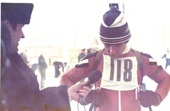 Интервью на финише даёт биатлонист Мамонтовского района 