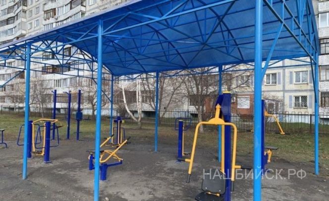 На территории школы №1 в Бийске появились уличные тренажеры