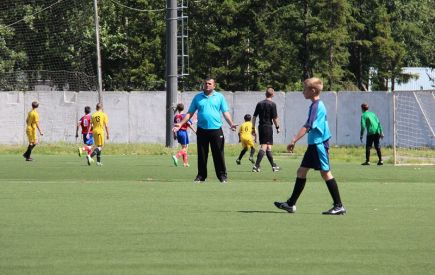 Мяч на центр!