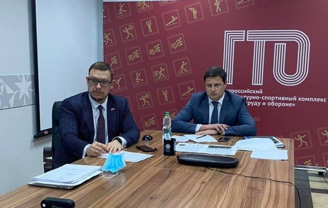 Генеральный директор АНО "Дирекция спортивных и социальных проектов" Максим Денисов (справа).
Фото: Максим Голубцов