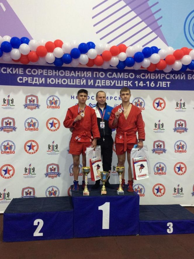 На пьедестале бийский тренер Павел Шалюта с победителями соревнований Денисом Дружининым и Иваном Араповым