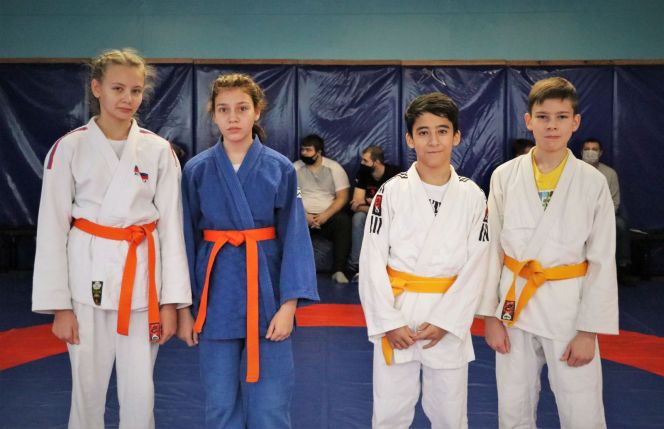 Подарок к празднику. В барнаульской школе №117 открылся зал для занятий самбо