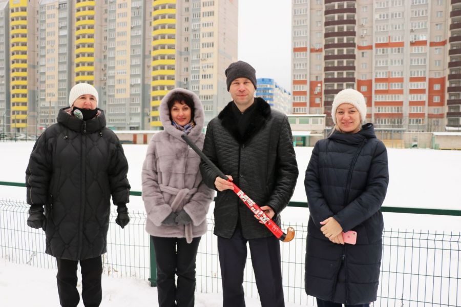 На фото слева направо: директор СШ «Юность Алтая» Лариса Бондарева, заместитель главного врача городской поликлиники №14 Наталья Червякова, главный врач поликлиники №14 Дмитрий Денисов, председатель профкома здравоохранения поликлиники №14 Олеся Демченко