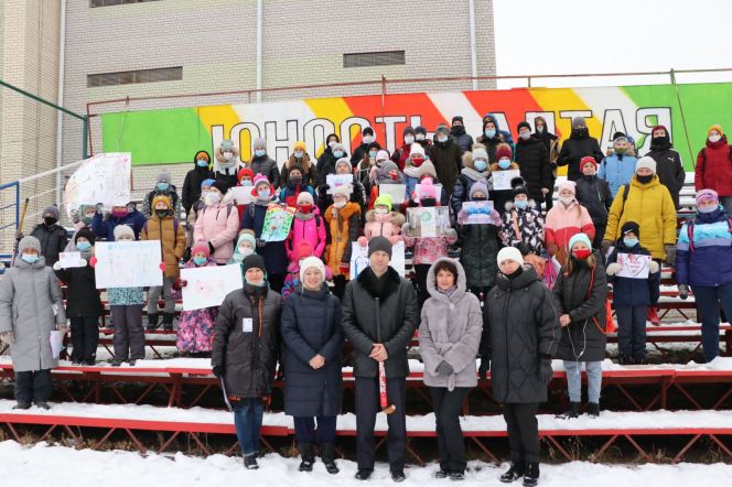 Воспитанники СШОР «Юность Алтая» передали сотрудникам барнаульской поликлиники №14 рисунки в поддержку врачей, борющихся с ковидом