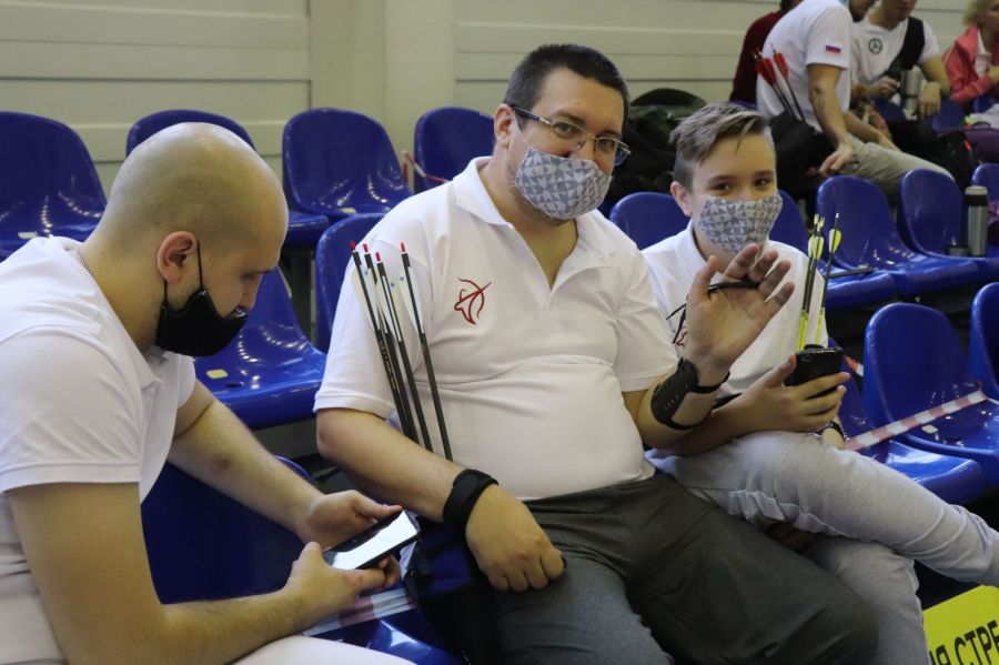 Отец и сын Пановы - участники чемпионата Алтайского края по стрельбе из лука. Михаил Панов (в центре), Дмитрий - справа