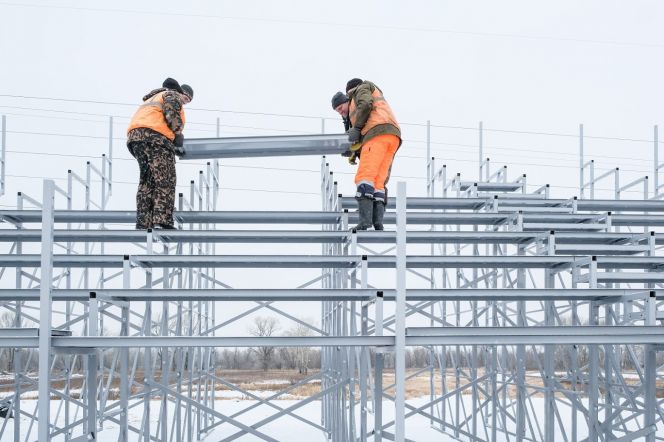 На пустынным берегу канала делают трибуны для болельщиков 