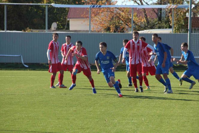 Игра "Полимера" (в красном) с астраханской командой "Волгарь-М"