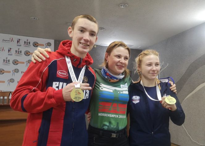 На фото: Леонид Кульгускин, двукратная олимпийская чемпионка Анна Богалий и Анастасия Гришина