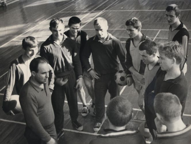 Анатолий Секриер на тренировочном занятии с дублерами «Темпа» в спортивном зале завода Трансмаш.