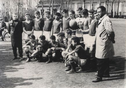 5.	Юношеская команда «Темп» 1950 года рождения с кубком открытия сезона на стадионе ВРЗ вместе со своими тренерами Анатолием Секриером (крайний справа) и Геннадием Мешковым (крайний слева). Снимок середины 60-х годов.