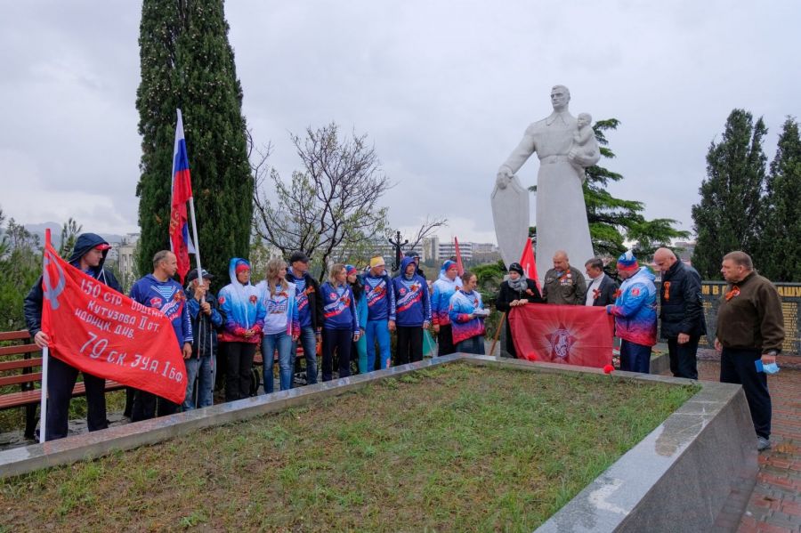 Андрей Денисов: «В море нас сопровождали дельфины. Это добрый знак!» Как барнаулец проплыл Черноморскую эстафету Победы