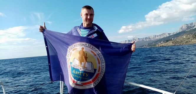 По морям, по волнам. Участников патриотического заплыва по Чёрному морю поддерживали спасатели, военные, медики и дельфины