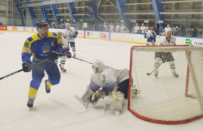 На фото: фрагмент матча "Челны" - "Динамо-Алтай"