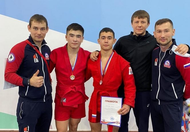 33 медали завоевали борцы Алтайского края на чемпионате и первенстве Сибири по спортивному и боевому самбо