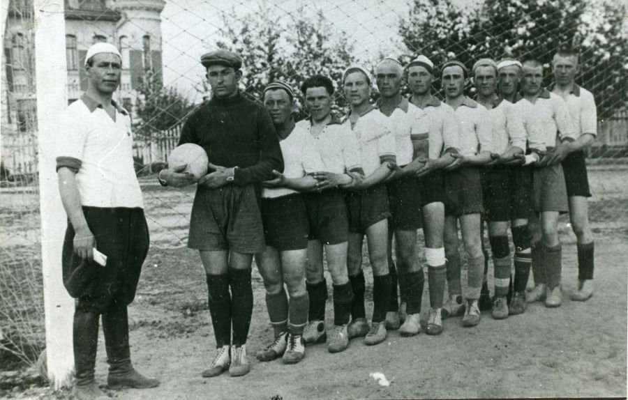 Футбольная команда "Динамо". Александр Кукушкин во вратарской форме с мячом