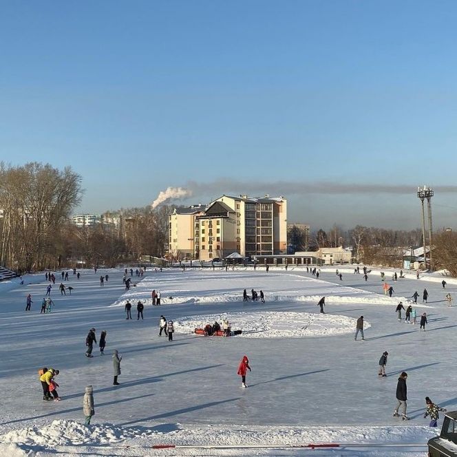 Каток СШОР "Клевченя" в Барнауле открыли для массового посещения