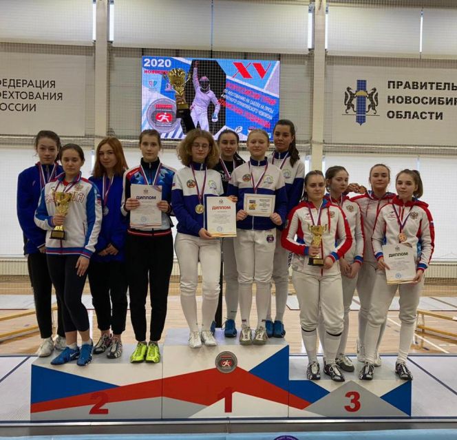 Алтайские саблистки завоевали командное золото Всероссийского турнира на призы Станислава Позднякова 