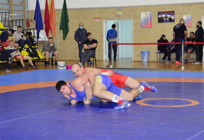 На фото: борьбу ведет Виталий Щур
