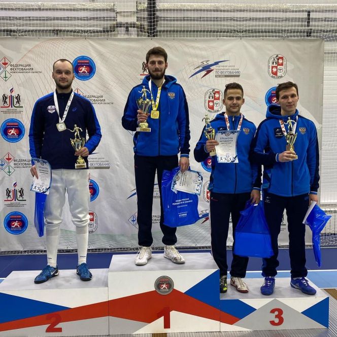 Данил Бубенчиков (крайний слева) стал серебряным призером мастерского турнира саблистов