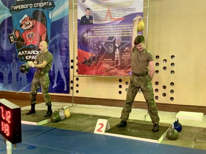 В Барнауле подвели итоги Кубка ВЧ №77640 по рывку гири памяти Героя России Олега Пешкова