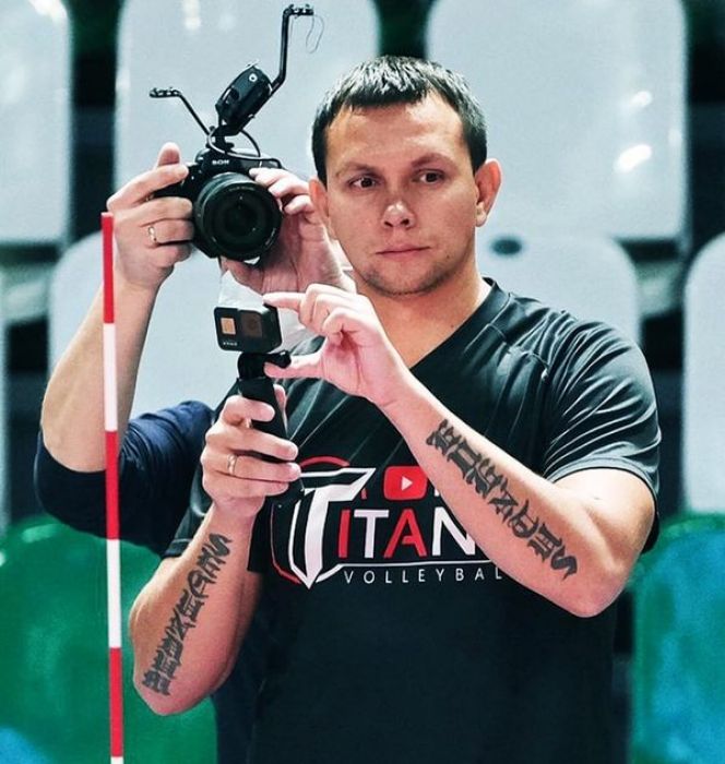 Некоторые не верят, что свой канал Максим ведет один, или думают, что у него четыре руки. Фото из архива Максима Фролова