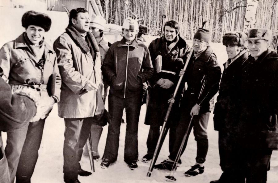 Красноярск, 1974 год. Спартакиада народов РСФСР. Биатлонисты в компании алтайских журналистов. На фото (слева направо): тренер сборной Алтайского края Николай Равдин, журналист "Молодёжи Алтая" Александр Машкин (Днепров), биатлонист Николай Романов, журналист "Алтайской правды" Павел Кувшинников,  биатлонист Анатолий Гиганов.     