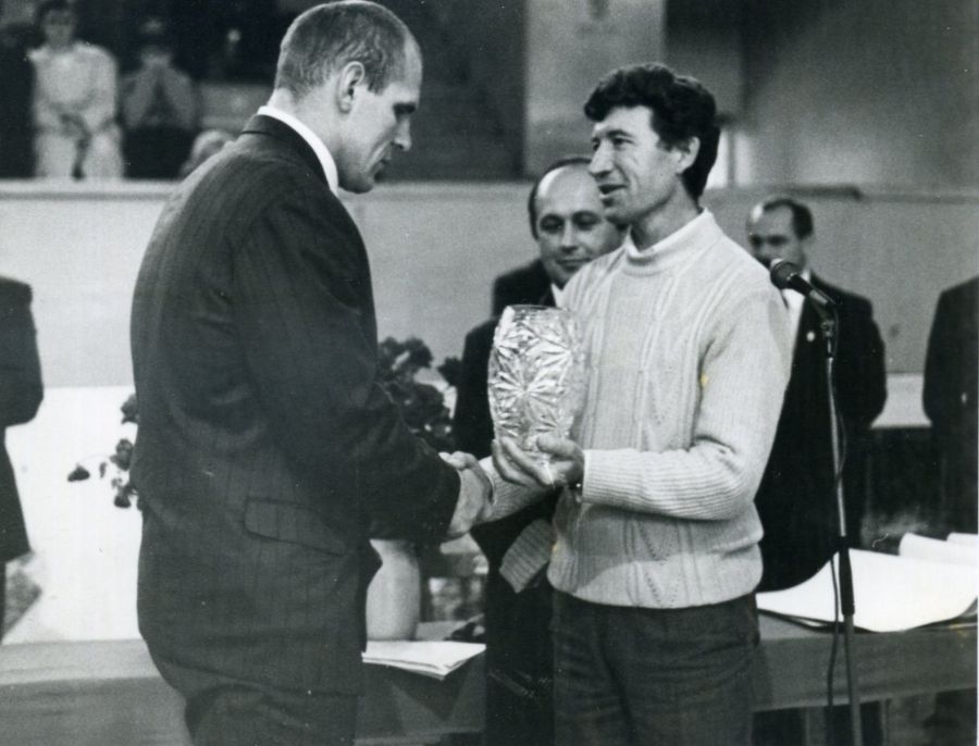 Приз легендарном борцу Александру Карелину вручает первый заместитель председателя крайспорткомитета Анатолий Гиганов